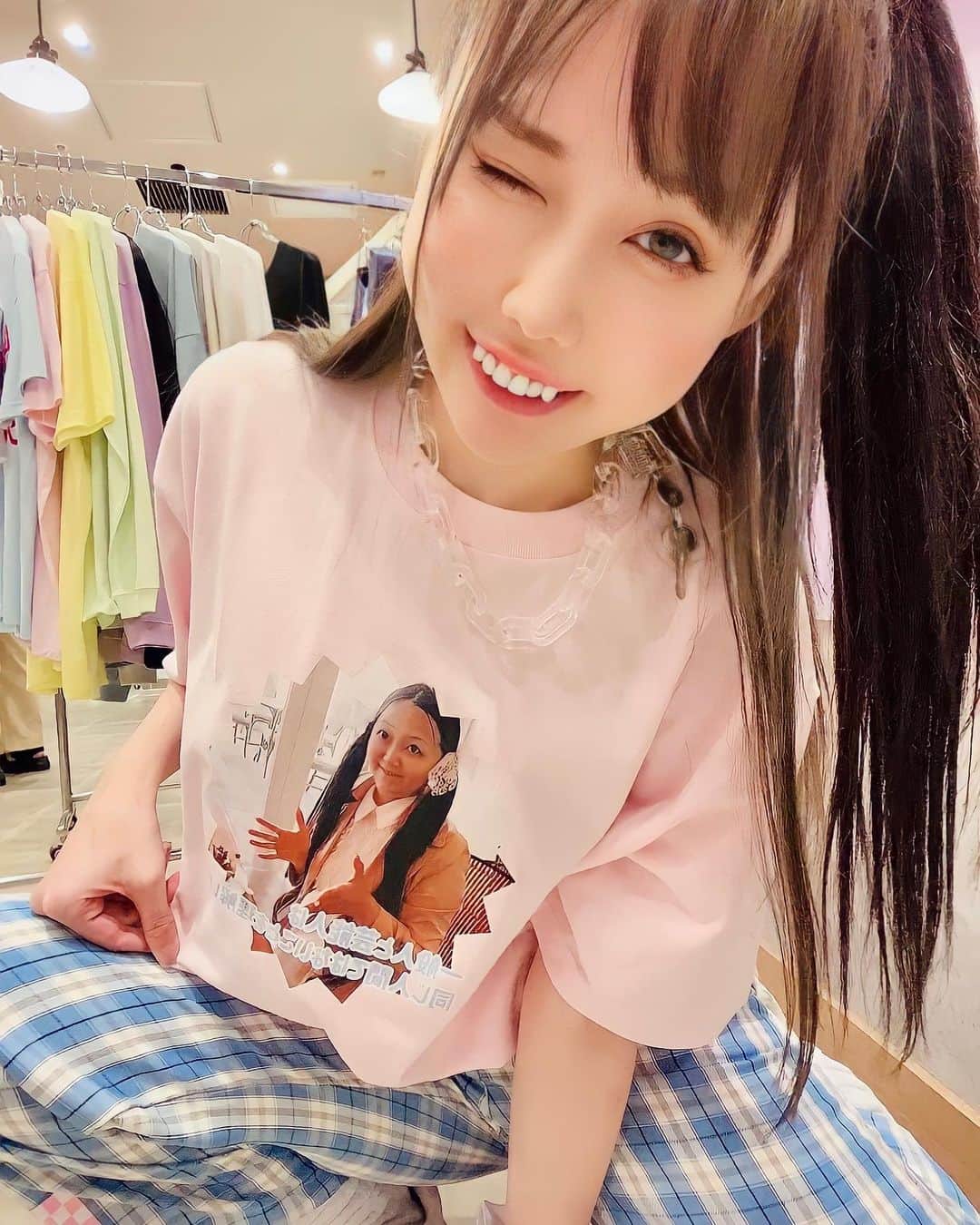 のインスタグラム：「お洋服、 愛理たんTシャツに ギンガムチェックパンツ🩳 かわちいだねえ！ #soxsocks #愛理たん #anime #コスプレ #グラビア #sexy #gravure #サブカル #adult #cosplayer #subculture #かわいい #ファッション #インテリア #幸せ #笑顔 #カジュアル #キッチン #ライフスタイル #tシャツ #女性 #セクシー」