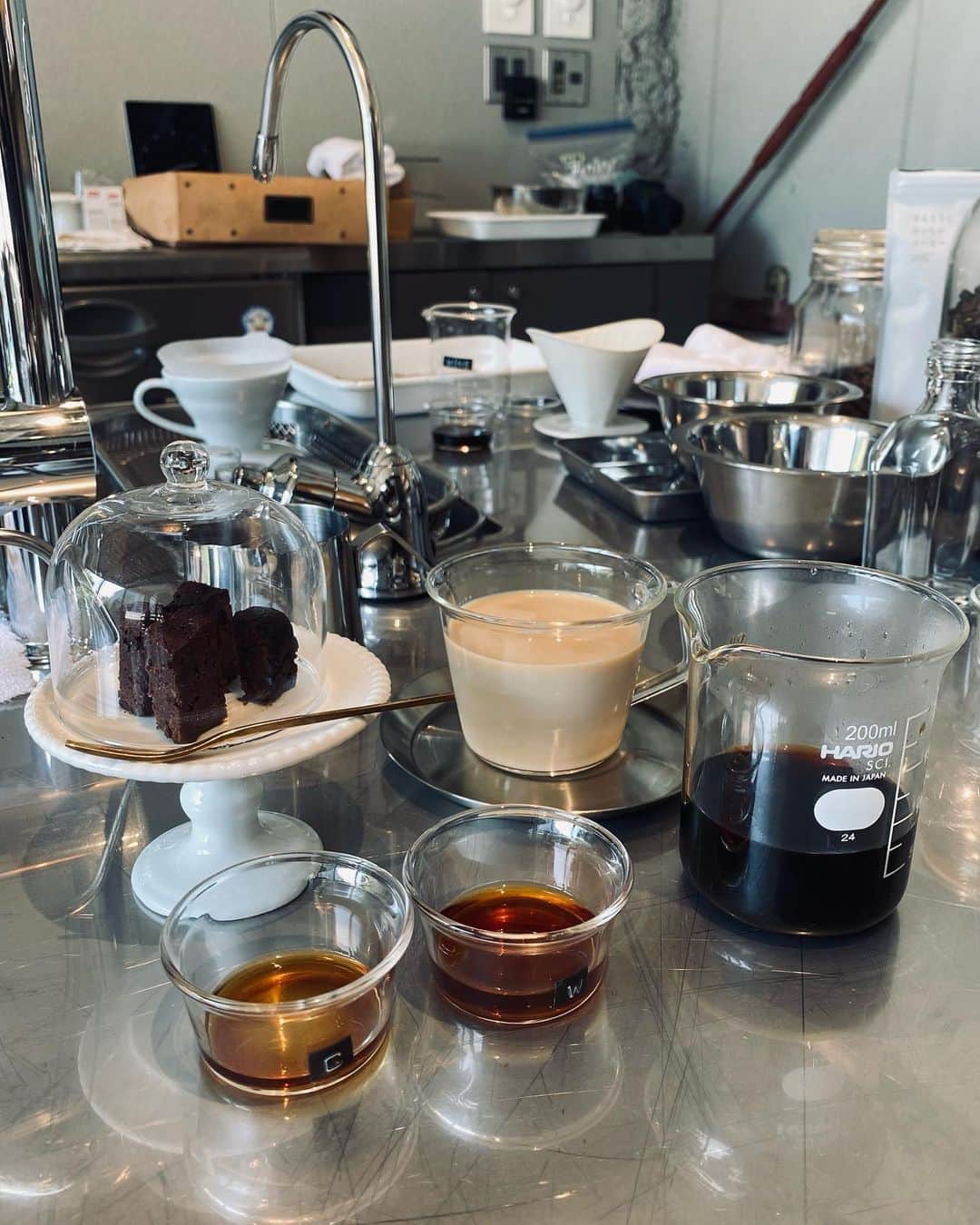 土屋希美さんのインスタグラム写真 - (土屋希美Instagram)「@hontoni.oishii.coffee にて コーヒードリップワークショップを体験してきました☕️  そもそもコーヒー豆を洗うという概念に衝撃を受けてずっと気になっていたお店。  確かに口に入れるものだから考えてみたら洗うのって当然の事なのだけど、焙煎前のコーヒー豆を見る機会も無かったし完全にお店を信用してたけど、焙煎前のコーヒー豆を洗って焙煎してる所は少ないみたい。  こちらのコーヒー屋さんは焙煎前のコーヒー豆をまず剪定して(結構カビてる豆が含まれてるから)丁寧に洗ってから焙煎してるの。  カビてる豆が多く含まれてるコーヒーを飲むとお腹下してしまったりドキドキしたりするみたい。 私も心当たりがあったけどコーヒーってそういうものだと思ってたし、まさかカビた豆とか入ってるって考えもしなかった。  ここのコーヒーに出会って本当にコーヒーの概念が変わった。  ドリップの仕方も詳しくなかったから何もかも新しくて、新鮮で、なにより"ほんとうにおいしい" ドリップワークショップにはすぐに家でも出来る様に道具もセットになっているから帰ってからもおいしいコーヒーを淹れられるの！  5枚目動画 ☞剪定してはぶかれたカビた豆などを洗ってる所😱 カビてない見た目は綺麗な豆でも埃とか土とかが意外と付いていて結構汚れてるんだって！ これを口にしてると思うとショックを受けました💦 長くなりましたがコーヒー好きな人、好きだけどコーヒー飲むとお腹下すんだよね〜とか言う人もぜひぜひシェアしたいお店です☕️ お店のお姉さんが気さくすぎて私達は3時間も居座りました♡ #ほんとうにおいしいコーヒー #ドリップワークショップ #ほんとうにオススメ」7月9日 13時07分 - nozonni