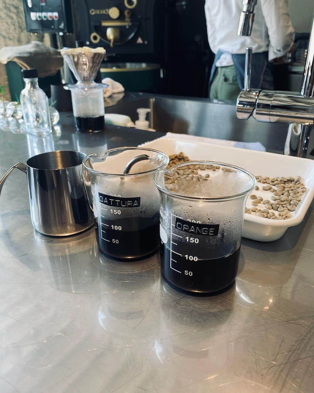 土屋希美さんのインスタグラム写真 - (土屋希美Instagram)「@hontoni.oishii.coffee にて コーヒードリップワークショップを体験してきました☕️  そもそもコーヒー豆を洗うという概念に衝撃を受けてずっと気になっていたお店。  確かに口に入れるものだから考えてみたら洗うのって当然の事なのだけど、焙煎前のコーヒー豆を見る機会も無かったし完全にお店を信用してたけど、焙煎前のコーヒー豆を洗って焙煎してる所は少ないみたい。  こちらのコーヒー屋さんは焙煎前のコーヒー豆をまず剪定して(結構カビてる豆が含まれてるから)丁寧に洗ってから焙煎してるの。  カビてる豆が多く含まれてるコーヒーを飲むとお腹下してしまったりドキドキしたりするみたい。 私も心当たりがあったけどコーヒーってそういうものだと思ってたし、まさかカビた豆とか入ってるって考えもしなかった。  ここのコーヒーに出会って本当にコーヒーの概念が変わった。  ドリップの仕方も詳しくなかったから何もかも新しくて、新鮮で、なにより"ほんとうにおいしい" ドリップワークショップにはすぐに家でも出来る様に道具もセットになっているから帰ってからもおいしいコーヒーを淹れられるの！  5枚目動画 ☞剪定してはぶかれたカビた豆などを洗ってる所😱 カビてない見た目は綺麗な豆でも埃とか土とかが意外と付いていて結構汚れてるんだって！ これを口にしてると思うとショックを受けました💦 長くなりましたがコーヒー好きな人、好きだけどコーヒー飲むとお腹下すんだよね〜とか言う人もぜひぜひシェアしたいお店です☕️ お店のお姉さんが気さくすぎて私達は3時間も居座りました♡ #ほんとうにおいしいコーヒー #ドリップワークショップ #ほんとうにオススメ」7月9日 13時07分 - nozonni