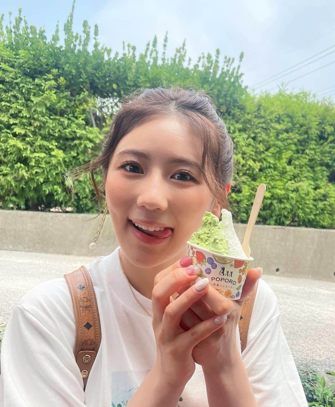のインスタグラム：「毎日アイス食べたい病🥹🍨💓  #アイス毎日食べたくなる #我慢するって決めたのに #見ると食べちゃう #角島 #ポポロ #ジェラート #抹茶 #青のり #もう1個食べたい #さすがに我慢 #みなさん #もうアイス禁止って言ってください #😭😭😭」