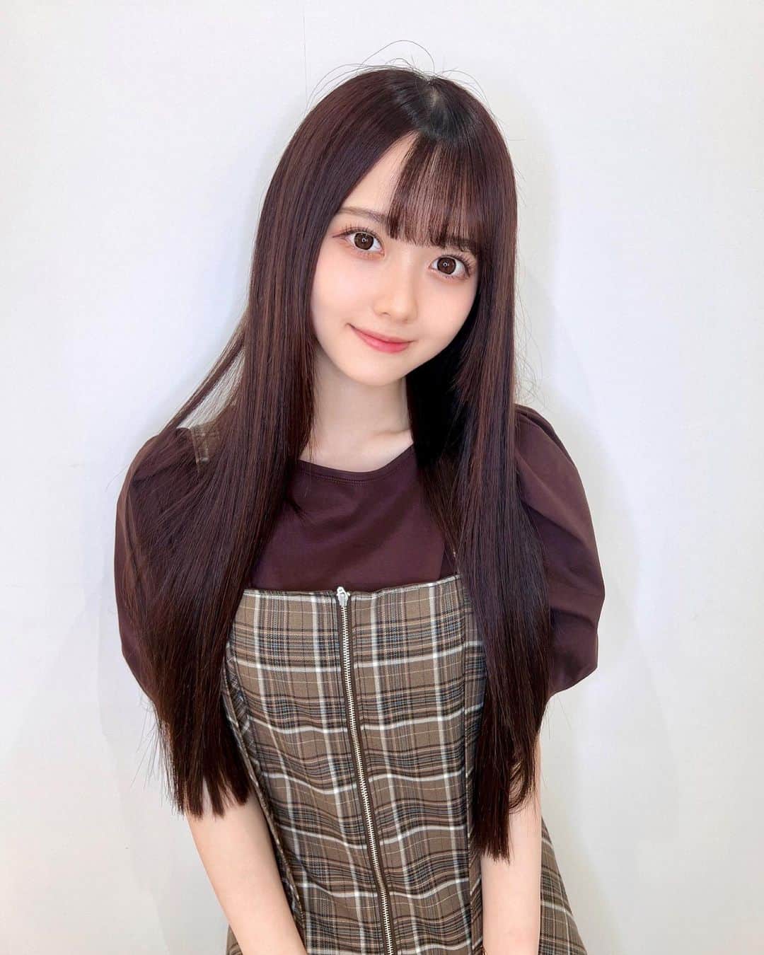 のインスタグラム：「髪の毛はどれ位の長さが好き!?🧋🤎  ツヤツヤヘアにしてもらいました🪄 @ryo_gushiken さん ありがとうございます🫧  #透明感 #水素トリートメント #トリートメント#treatment #ロングヘア #ストレートヘア #straighthair #longhair #celford #セルフォード #mystrada #マイストラーダ #japanese #japanesegirl#kawaiigirl #cutegirl」