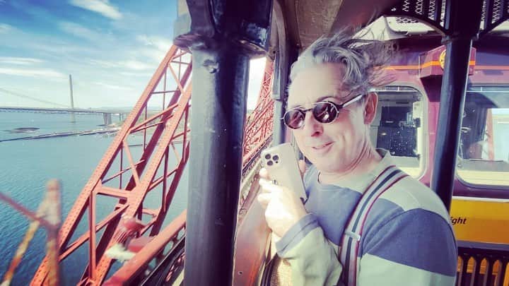 のインスタグラム：「Live from a train high above the Firth of Forth in Scotland, it’s Saturday Night On Broadway!」