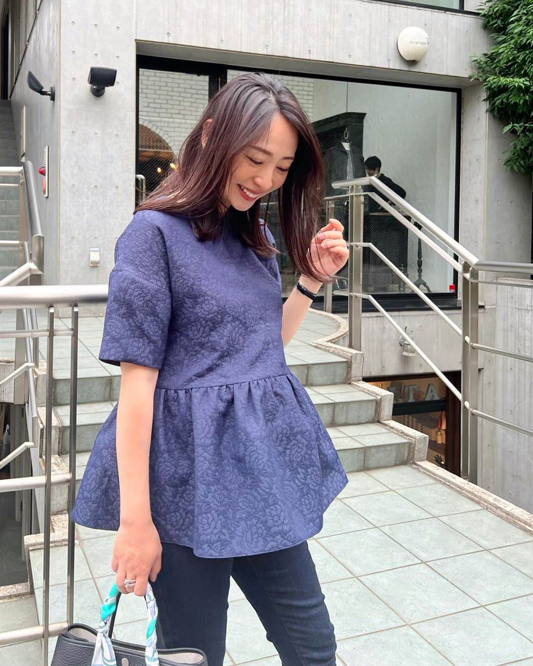 磯部奈央のインスタグラム：「Coordinate♡ . 先日、りかちゃんとランチしたときのコーディネート💙 . . #tops … @fraise___shop  #pants … #uniqlo  #bag …#hermes  . お腹ぽっこりにも優しいデザインだけど、前チャックで、産後の授乳時にも活躍するトップス🤩産前産後に使えるお洋服はありがたい🙌🏻✨ . . そしてりかちゃん、、！ 前にも「welcome baby」プレート出してくれたのに、この日も出してくれた🥹🎂 ありがとう😭✨ . . .  #coordinate #ootd #instafashion #outfit #コーデ #シンプルコーデ #ファッション #コーディネート #カジュアル #ママコーデ #マタニティコーデ」
