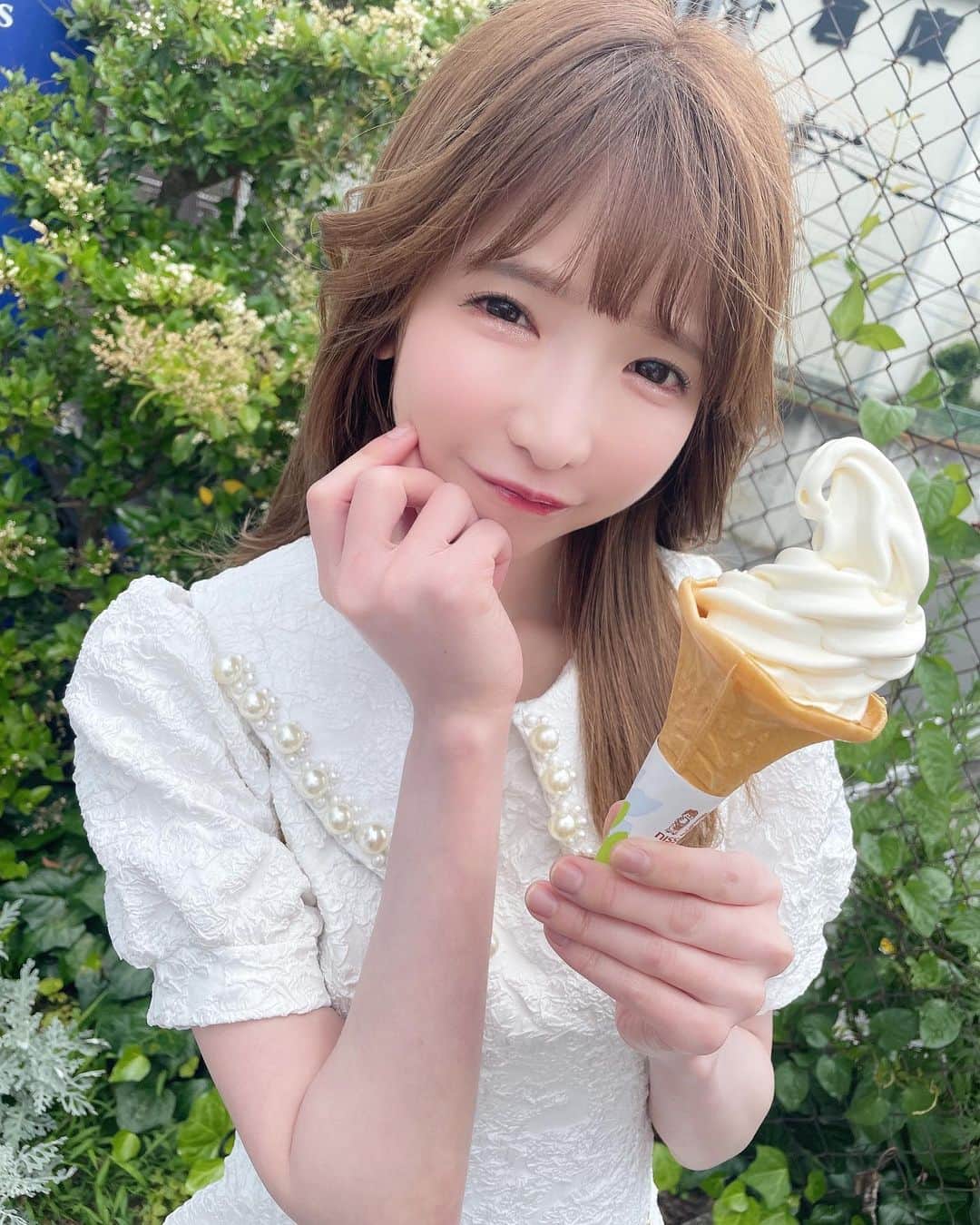 のインスタグラム：「ソフトクリーム大好き🤍 #ソフトクリーム#もえあず#大食い#白ワンピ#さくらんぼ狩り」