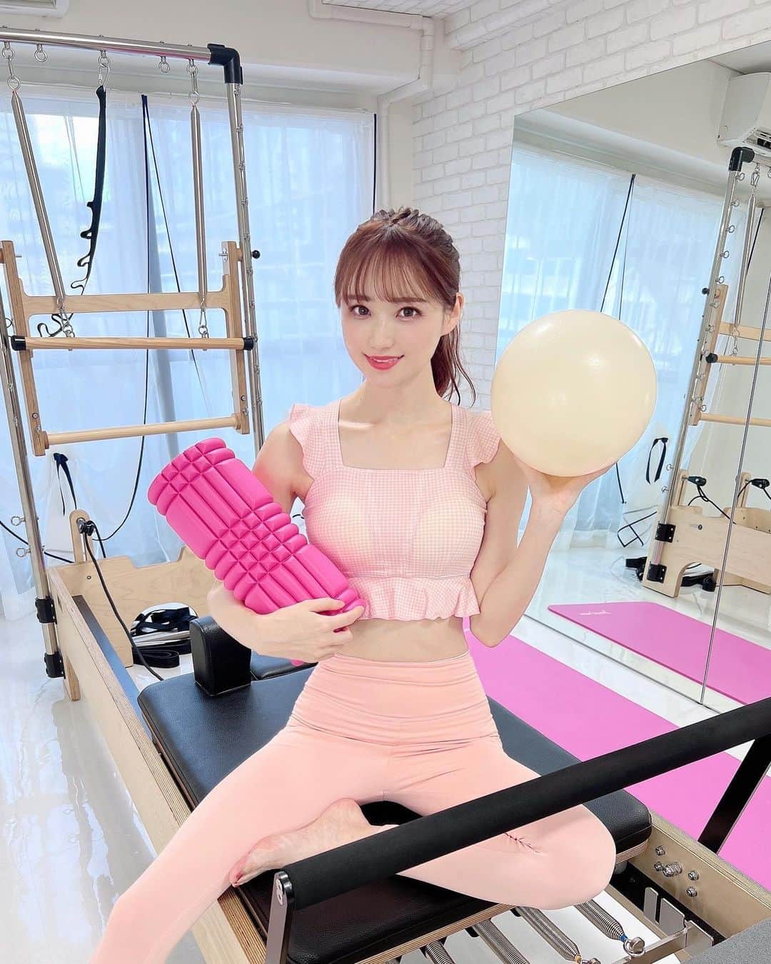 のインスタグラム：「やってみたかった初ピラティス🤸 ・ 見た目ゆったりした動きなのに やってみるとなかなかの全身運動で 無事筋肉痛🫠笑 ・ それくらい効く動きなんだけど 呼吸整えつつゆっくりだから 運動苦手な私でもついていけるし きつかったけどたのしかった✨ ・ @miia__pilates で 美人な先生に優しく指導して頂きました🙏🏻🤍 ・ 運動器具もピンクだったり可愛くて おろしたての @lalamanege_official の ウェアともマッチしてうれしい🥰 ・ ・ ・ ・ ・ ・ ・ ・ #ピラティス #マシンピラティス #ヨガウェア #トレーニングウェア #ジム #gym #ジム #ジム女子 #トレーニング #トレーニング女子 #training #trainingwear #pilates #yoga #ポニーテール #ポニテ #ポニテ女子 #六本木ジム #運動 #フィットネス #フィットネス女子 #フィットネスウェア」