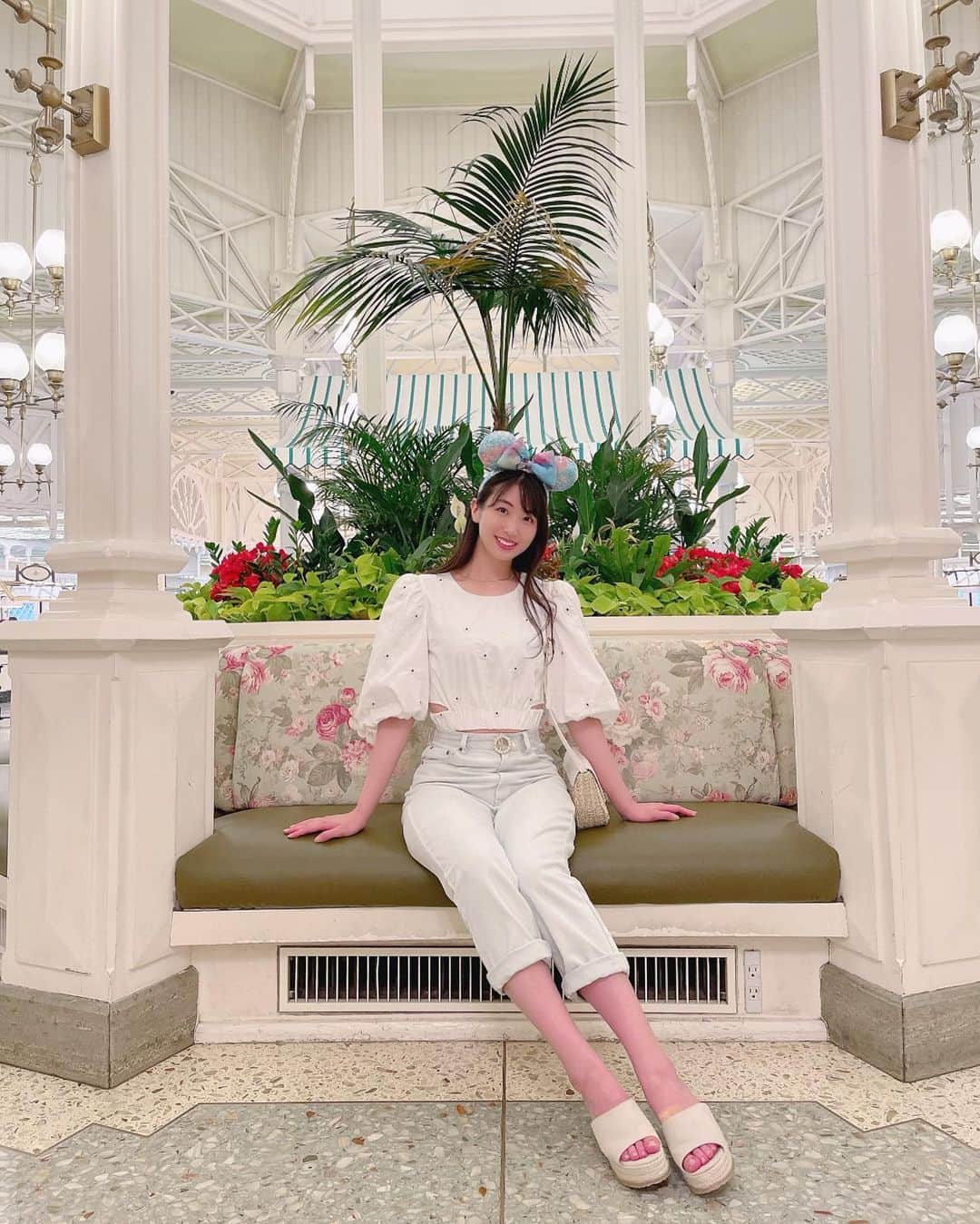 のインスタグラム：「#crystalpalacerestaurant 🏰💎🍴💗 . . #東京ディズニーランド にある #クリスタルパレスレストラン にて♡エントランスがめちゃくちゃ可愛くて大好きな場所🥹✨  この間までやってた #スイーツビュッフェ もめちゃくちゃよかったけど、やっぱり普通のビュッフェが好き……！！♡ご飯もりもり食べました💪🏽💗 . . . . #コーデ記録 tops : #zara #pants : #zozotown  #belt : #wego  #sandals : #grl #bag : #grl購入品   カチューシャは #海外ディズニー の🌈🌈🌈 . . . . #ディズニーコーデ #ディズニーランド #ディズニーレストラン #ディズニー写真スポット  #ディズニーフード #ディズニーカチューシャ #disneyootd #disneyfashion #disneyresort #tokyodisney #tokyodisneyland #tokyodisneyresort #tdr #tdl #grlコーデ」