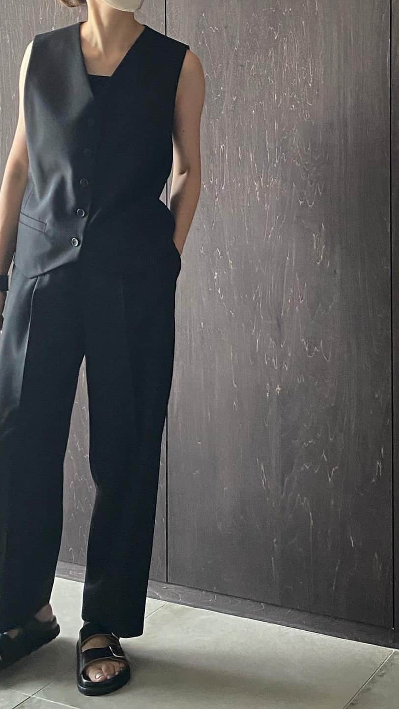 TOMOのインスタグラム：「7月9日21時から受注販売ご紹介ライブ。  Hiroko158センチ Tomo168センチ  着用サイズは2人とも 38かFreeを着用しています。」