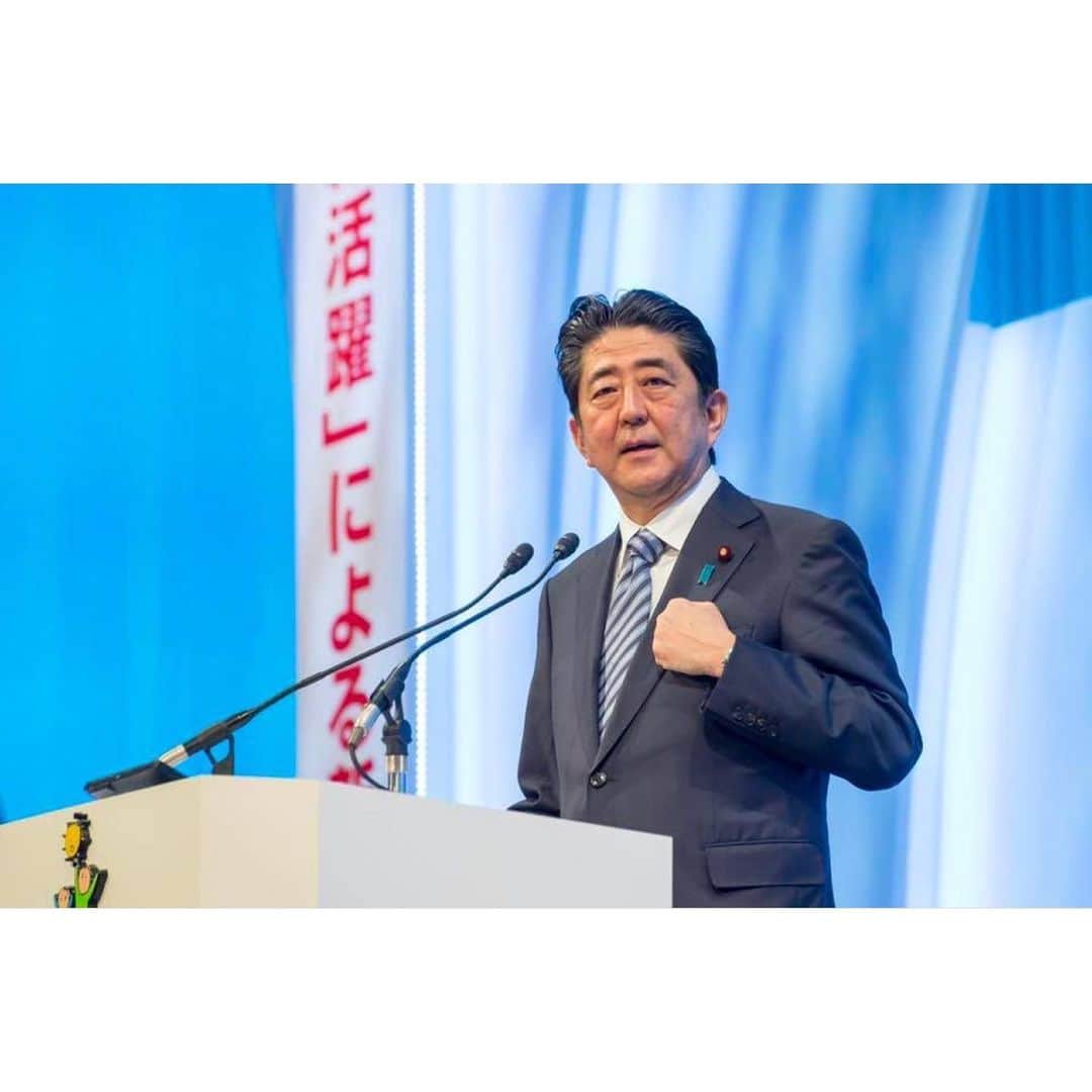 中津悠希のインスタグラム：「現代の日本でこんなことが起こるなんて、あまりにもショックで心が痛みます…  写真は、私が青年局長時代に出席させていただいた党大会の際のものです。 直接、自分の耳と目で、安倍元総理の演説を何度も聞く機会があったのは、今思えばとても有難いことでした。  何よりも人の命が1番大切。 1人1人が「幸せだな」と思える人生で、寿命を全う出来るような社会、愛情を感じられるような社会になるように、政治も経済も整え直さないといけないと思います。  だからこそ、明日の選挙はきちんと投票に行くのが、私達社会人の責任なのかなと感じます。  日本の為に一生懸命働いてくださってありがとうございました。 心からご冥福をお祈りいたします。」