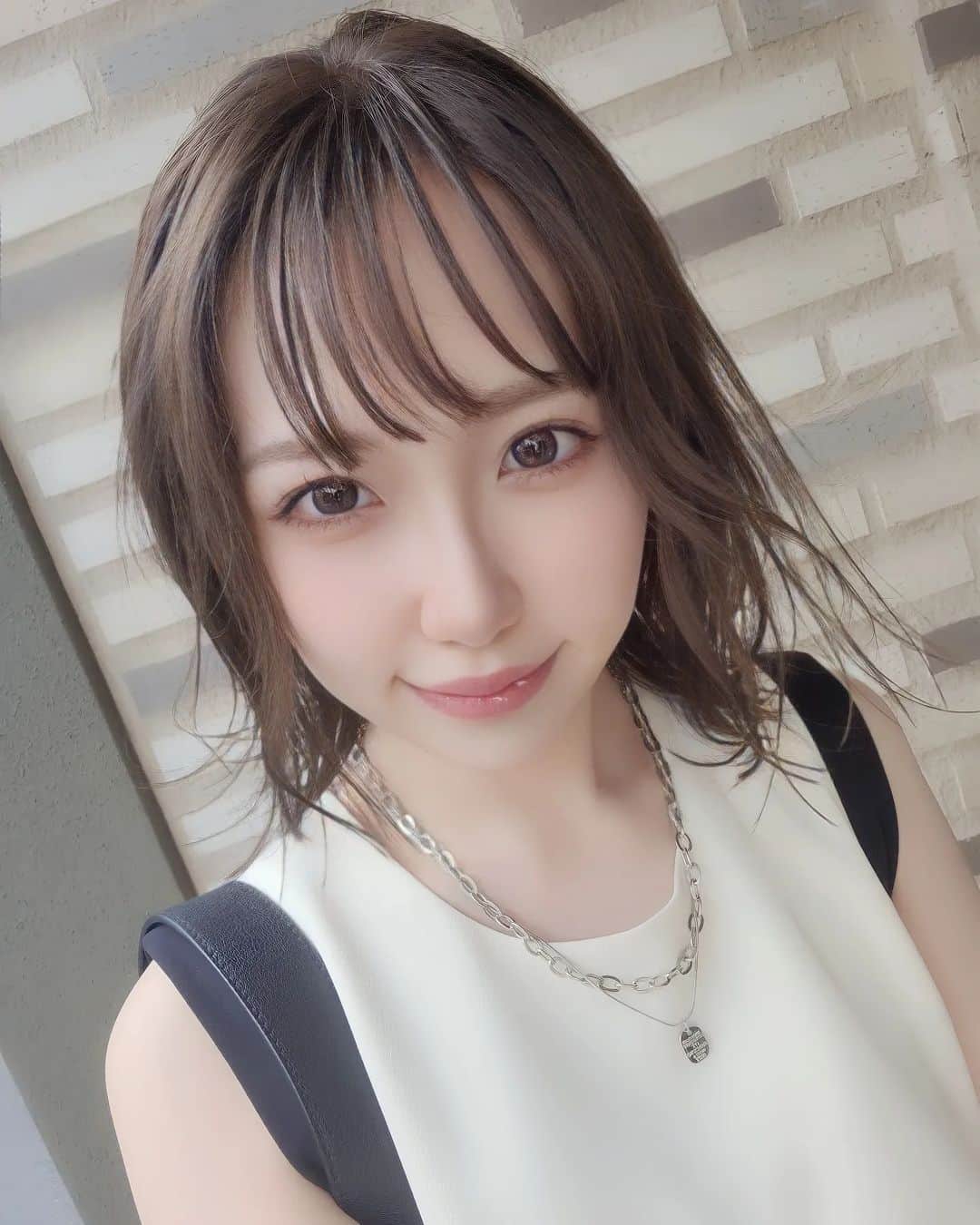 山内もえさんのインスタグラム写真 - (山内もえInstagram)「. バッサリ切ったー！⁡ ⁡かわいいー？似合うー？？😂⸜❤︎⸝‍⁡ ⁡2個目は動画だよ📷 . . #フリーモデル #山内もえ #ポートレート好きな人と繋がりたい #被写体モデル #portrait #写真撮ってる人と繋がりたい #筋トレ好きと繋がりたい #eye #photo #写真 #写真好きな人と繋がりたい  #photography #cute #pretty #サロンモデル モデル #dollmakeup #カラコン #ボブ #ヘアメイク #メイク #model #被写体 #くびれ #筋トレ女子 #透明感」7月9日 17時19分 - moe.moe.chan