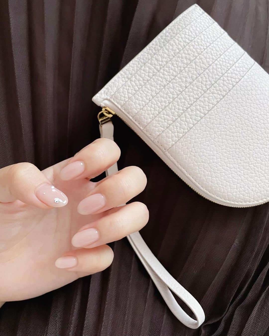 ハンナミのインスタグラム：「nail 💅🏻🤎  先日ストーリーに載せたら ネイル アップで見たいとdm沢山いただいたので 載せます :)  うすいピンク色なのかな？ 爪が綺麗に見えるので よく この色にすることが多いです ☺️」