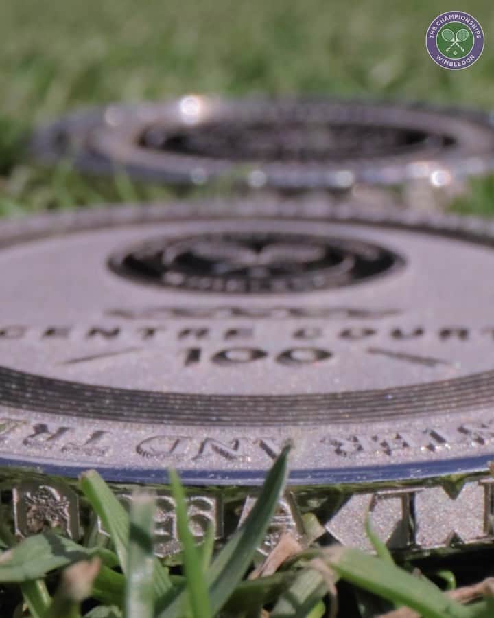ロイヤル・ファミリーのインスタグラム：「Two very special anniversaries, two very special coins.  To mark the Her Majesty The Queen’s platinum jubilee and the centenary of Centre Court, we will be using two bespoke, platinum coins for the coin toss ceremonies at this year’s singles finals.  #wimbledon #centrecourt100」