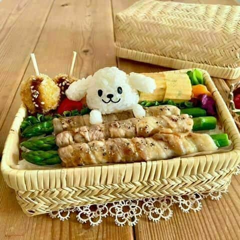 のインスタグラム：「【アートdeダス犬♪ハンドクラフト企画】 \ 季節の野菜をたべよう！/ 今回はなんとダス犬と @suzu_iku さんと初コラボのキャラ弁！ メインはアスパラガスの肉巻きだよ～◎ 緑のものは嫌い！アスパラやだっていう子もこれならパクパク食べれちゃうかも～！！  #旬野菜　#アスパラ　#肉巻き キャラ弁監修 @suzu_iku」