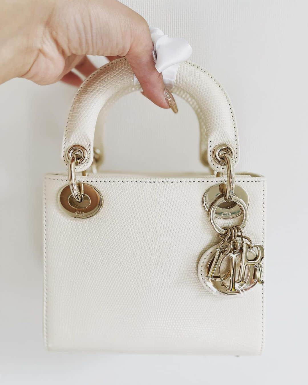 藤咲ひなたのインスタグラム：「自分にご褒美💓  #dior #ladydior #ladydiormini #back」
