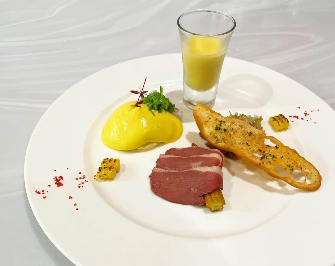 Leau a la boucheのインスタグラム：「. 【7月のランチメニュー】 鴨とトウモロコシのデクリネゾン  この季節にしかない旬のトウモロコシを3種のテイストで仕上げました🌽 トウモロコシの甘味と鴨の塩味を合わせてお召し上がり下さい！  お電話又は一休にてご予約承っております。 是非お待ちしております。  #メゾンドミュゼ  #メゾンドミュゼ東京青山  #maisondumusee  #museum1999」