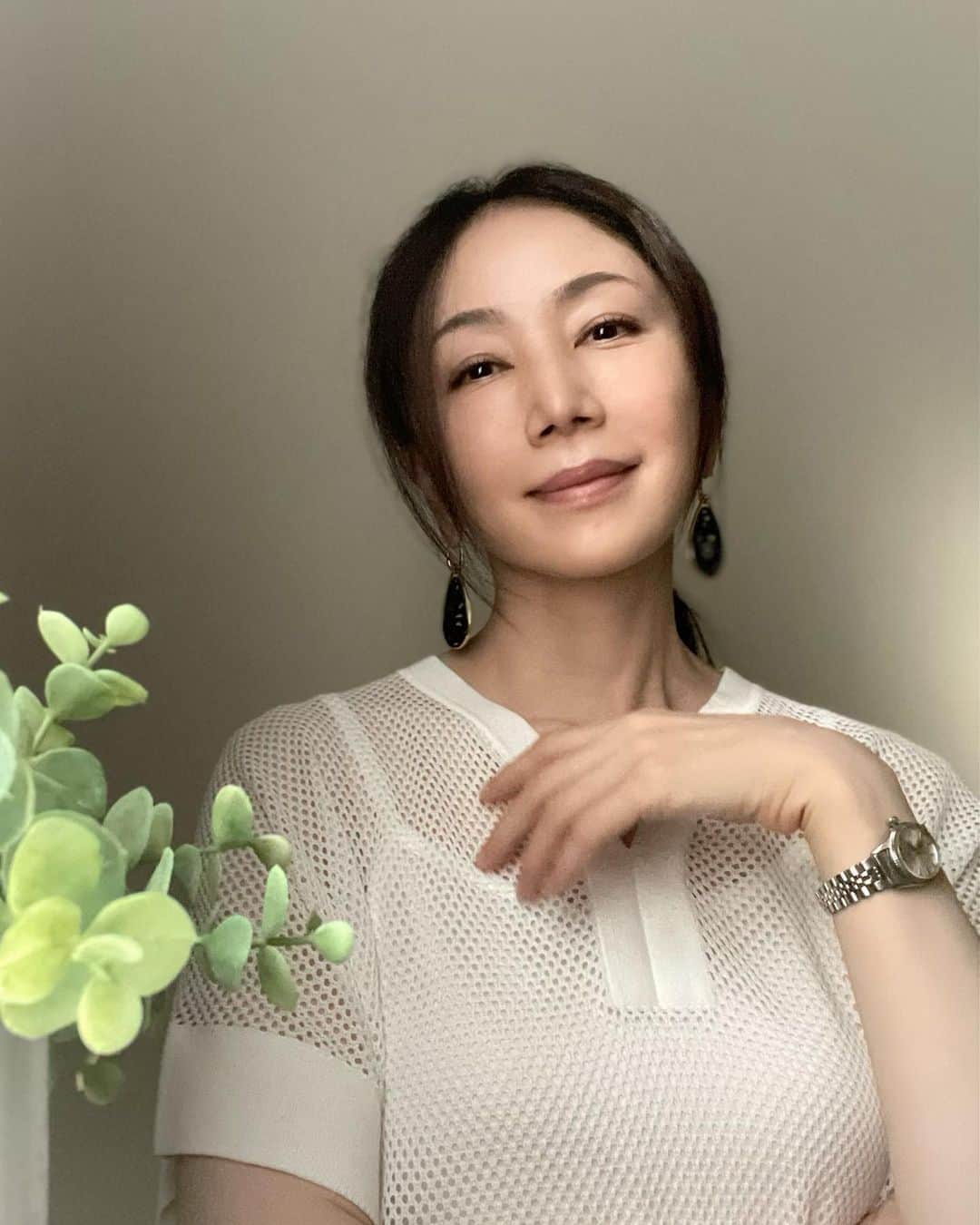 坂村かおるのインスタグラム：「最近は、お家にいてもピアスを付ける事にしています。 ・ 昔、一目惚れをして購入した ポメラートのビクトリアはずっとお気に入り💕 ・ 今でも、ファション雑誌に掲載されるほど永く愛されているデザインです☺️ ・ ・  いつも「いいね！」を頂きありがとうございます。 皆さんのコメントに元気を貰っています😊  #クィーンオブ美魔女 #team美魔女 #美ST #坂村かおる #トータルビューティーアドバイザー #美しく老いる #バランス #美容 #コスメ #ファッション #今日のコーデ #トータルバランス #お洒落な人と繋がりたい #コスメ好きな人と繋がりたい #美意識高い人と繋がりたい #美魔女 #美魔女が変わる #アップデートしてる人と繋がりたい #自分らしくアップデート #ポメラート #ポメラートピアス」