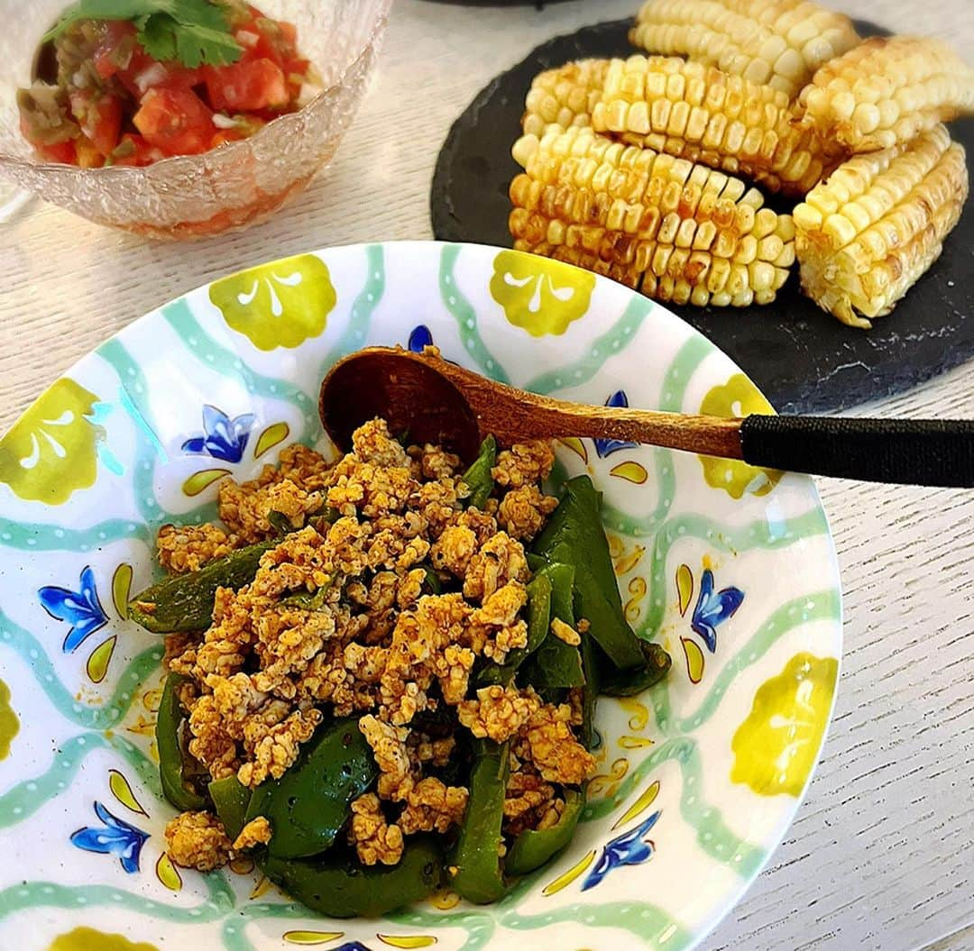 浅田好未さんのインスタグラム写真 - (浅田好未Instagram)「幼なじみがご飯を食べに来てくれたよ♡前回会ったのは12月かな？月日の流れは早いよ、全然久しぶりに会った感じがしなかったけどね✨楽しかった😆❤️  #タンドリーチキン #オクラとマッシュルームのカレー #サーモンのカルパッチョ #コンビーフパテとバゲット #トマトと搾菜のサラダ #とうもろこし揚げ #ピーマンと挽肉のハリッサ和え」7月9日 18時44分 - yoshimiasada