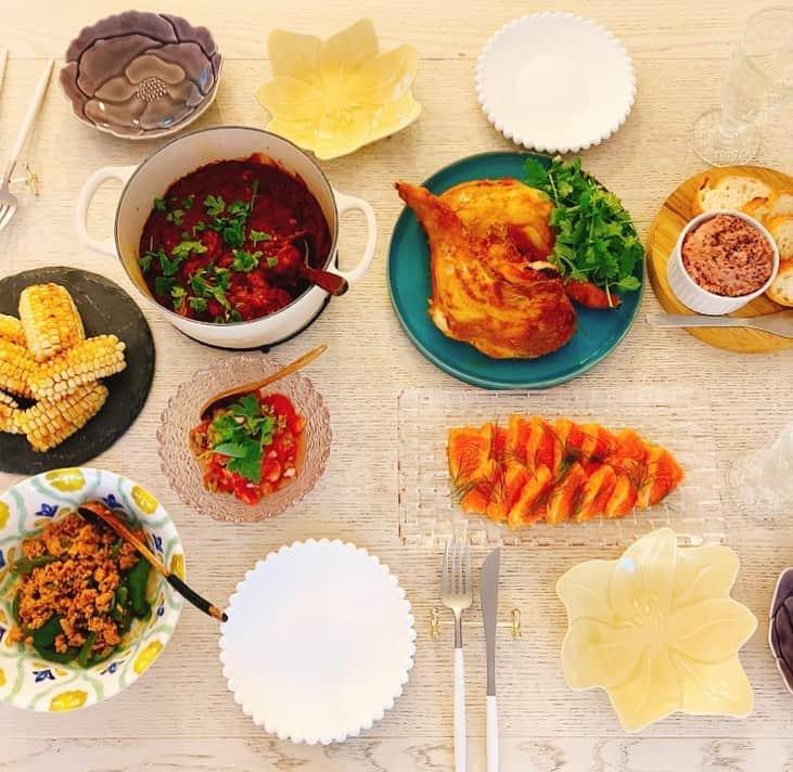 浅田好未さんのインスタグラム写真 - (浅田好未Instagram)「幼なじみがご飯を食べに来てくれたよ♡前回会ったのは12月かな？月日の流れは早いよ、全然久しぶりに会った感じがしなかったけどね✨楽しかった😆❤️  #タンドリーチキン #オクラとマッシュルームのカレー #サーモンのカルパッチョ #コンビーフパテとバゲット #トマトと搾菜のサラダ #とうもろこし揚げ #ピーマンと挽肉のハリッサ和え」7月9日 18時44分 - yoshimiasada