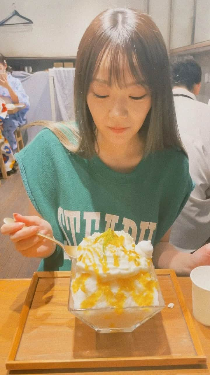 青科まきのインスタグラム：「今年もかき氷巡りしてるよ🍧　 #初リール #すっぴん#デート#かき氷」