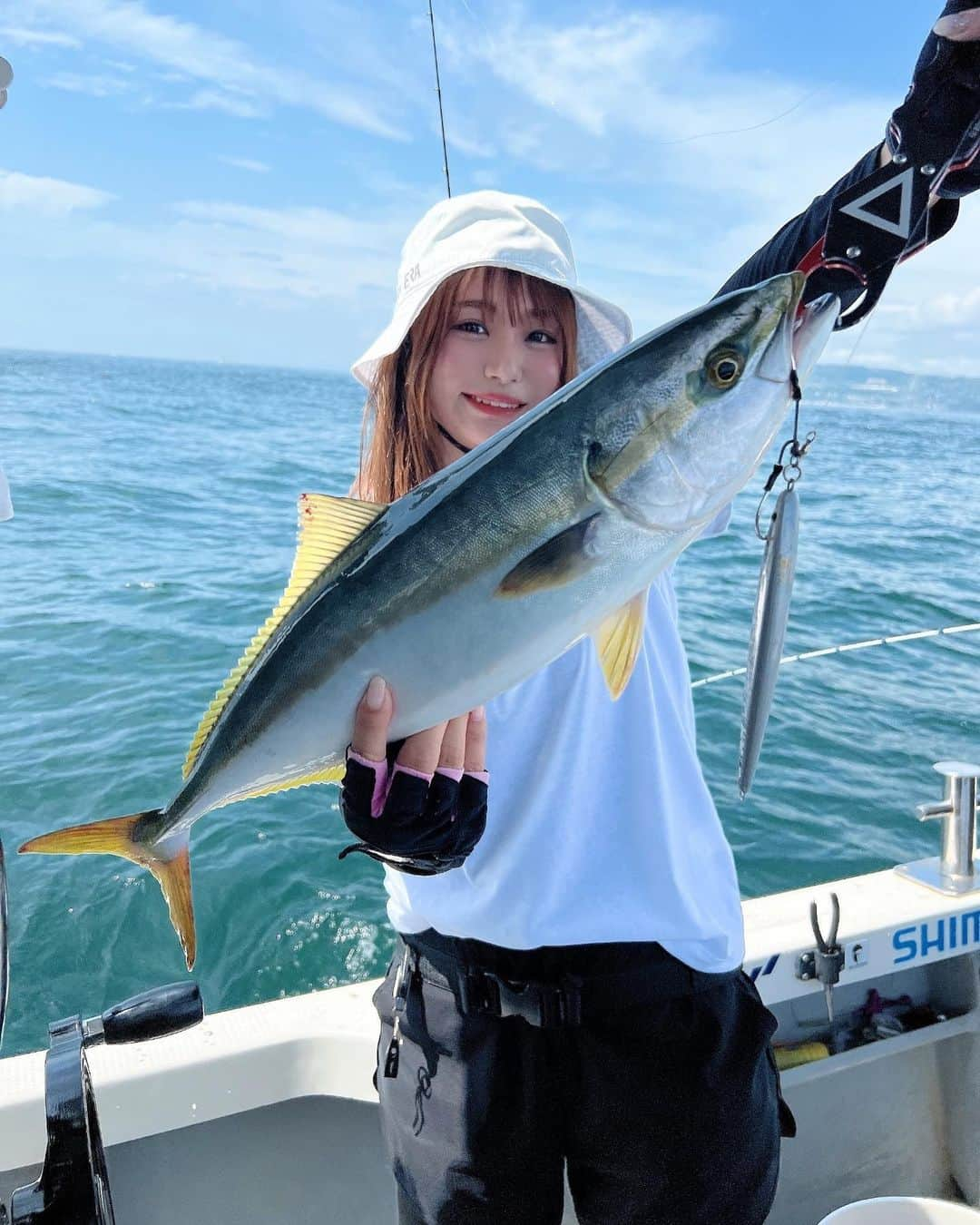 伊賀愛優菜さんのインスタグラム写真 - (伊賀愛優菜Instagram)「･ 今日も明石真鯛＆ハマチ釣れました〜！🫡 ･ 明日も暑いみたいやけど 頑張るぞ〜〜っ🔥 ･  #釣りガール #釣り #釣り女子 #fishing #fishinglife  #낚시  #fishinggirls  #instafish #fishingdaily #saltwaterfishing #angler #釣り好きと繋がりたい  #オフショア #ocean #東レ #TORAY #東レモノフィラメント #ソラローム #SOLAROAM #スロージギング #ジギング #uroco #ウロコジグ #メジロ #oneknack #バイブフォール #高磯 #小磯  #タイラバ」7月9日 19時25分 - ayugram_125