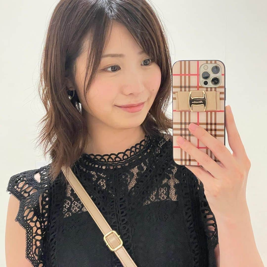 南條早紀のインスタグラム：「【newケース🌼】  久しぶりにiPhoneケースを かえたよ🥰  iPhone12 Proを使っているんだけど なかなかお気に入りのケースに出会えなくて ようやく出会えた…❤️  @alamain2018 のケース🌼  ベージュベースに 茶×ピンクのチェックに 同系色のリボンが大人可愛い…🎀 ベースになるデザインの他に、 リボンの色も選べたよ😍✨✨  実はわたくし、 こう見えてリボンとかフリルとか  可愛いモチーフ大好き…💓照  他にも可愛いデザイン沢山あって、 めちゃくちゃ悩んだ🤤❤️  結果、大人可愛いのにした❤️笑  現在SALE中らしく👀✨ 7/18 までやっているみたいなのでぜひ💓  THE乙女🎀な可愛いやつ、 もういっこ買っちゃおうか悩む…笑 プレゼントにも喜ばれそう〜☺️❤️  せっかくなので洋服とケースの 雰囲気を合わせて撮ってみた🎶 ケースがかわると気分も変わるね🌵✨  #alamain#アラメイン#iPhoneケース #iPhonecase#ハンドメイド #ハンドメイド作品 #ハンドメイド作家 #ハンドメイド雑貨#プチプラ#ファッション#プレゼント#リボン #大人かわいい #大人可愛い #チェック柄 #お気に入り #アナウンサー #フリーアナウンサー #南條早紀 #なんじょうのにちじょう」