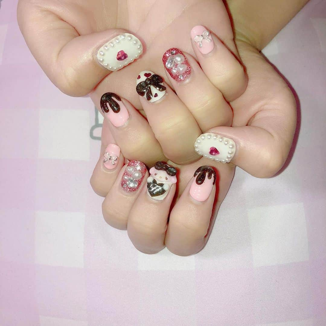 円田はるかのインスタグラム：「めっちゃ今更なバレンタインネイル💅  #バレンタインネイル  #量産型ネイル  #今更」