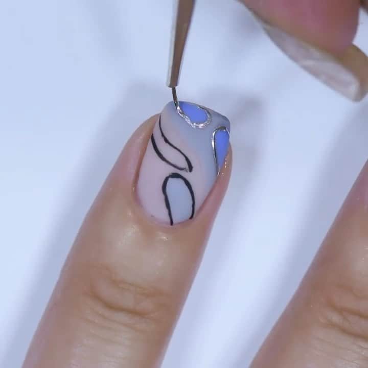 NailsVideosのインスタグラム：「Abstract nails by @yagala 💙✨」