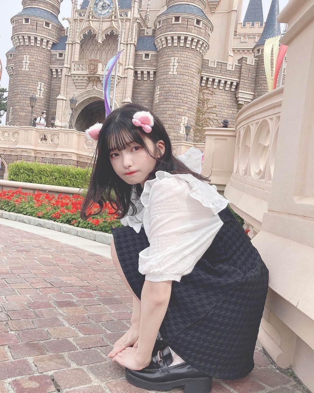 葉山かえでさんのインスタグラム写真 - (葉山かえでInstagram)「. . 🐱🎀 . .  #ootd #ootdfashion #dailylook #outfit #onepiece #tittyandco #tokyodisneyland #disneyland #tokyodisneyresort #japanesegirl #idol #instagood #instafashion #instapic #likesforlike #l4likes #アイドル前髪 #推してください #ディズニーランド #ディズニーコーデ #映えスポット #今日のコーデ #フレンチガーリー #透明感カラー #暗髪カラー #フレンチガーリー #地下アイドル #地下アイドル好きな人と繋がりたい #マリーちゃんコーデ #自撮り界隈 #いいね返し」7月9日 19時57分 - kae_de524