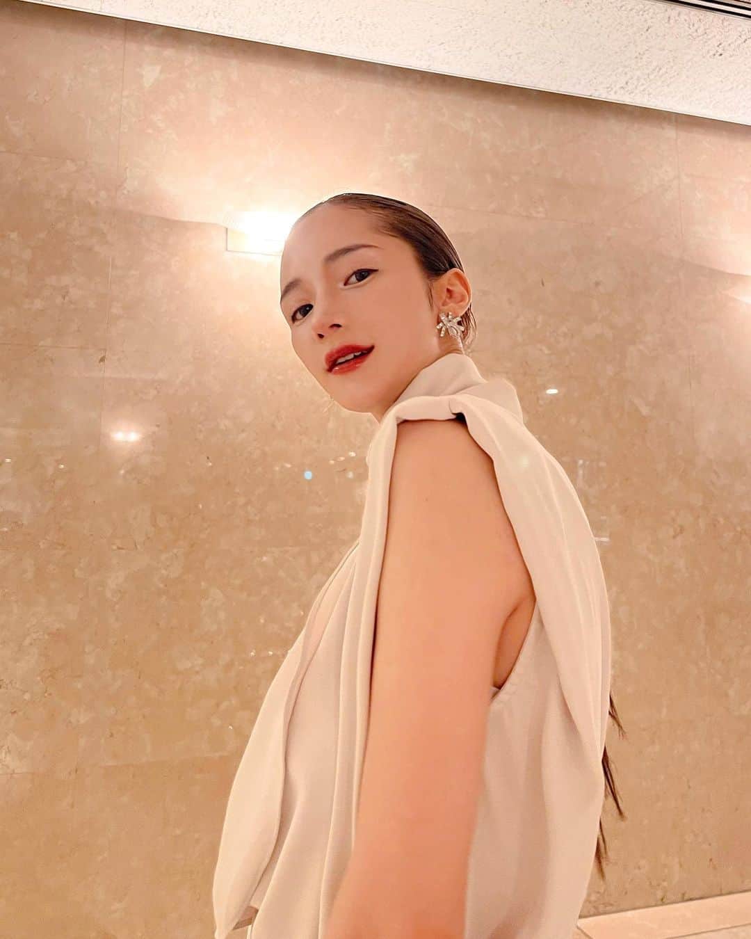 fukishaljのインスタグラム：「White mood :)  ネイルは夏のホワイト🤍 白っぽいお洋服と合わせると更にかわいい✨✨ フッドは遠くからでもきらきらするようにしてもらいました😊  @conrat_saki 💅 @conrat_mami 🦶 @theconrat ❤️」