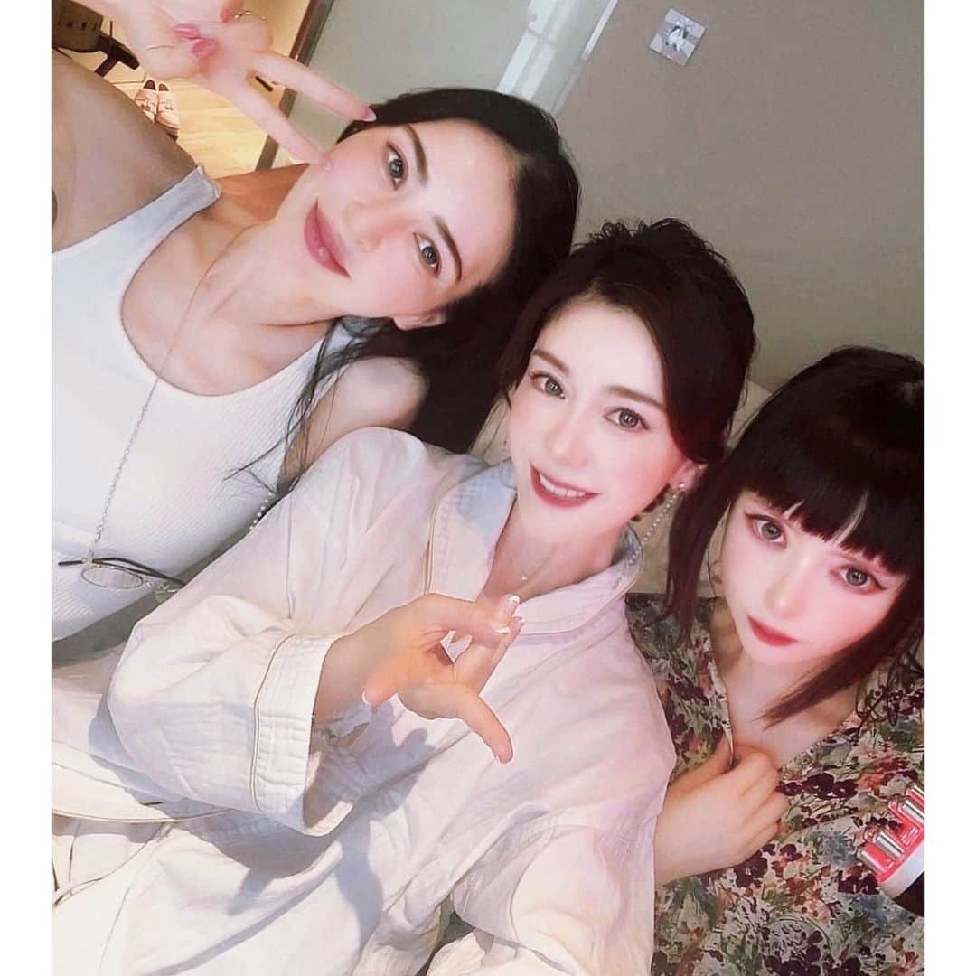 TORICOのインスタグラム：「@ayano.2.5.2.5 あやさんと　@tinasuke ティナさんにお誘い頂き、ホテルでエステしてきました。 楽しすぎた。 ちゃんと私も自分でやってます。 ラジオ波のやつが良すぎて機械を探して自分で欲しいと真剣に思った。 カップルでもいいぽい。 安すぎ。  からくさホテルプレミア銀座 @karaksa_hotel_official で　@migaqel のセルフエステプラン3名一室、6時間デイリーユース　一人3000円　ラウンジで飲食も付いてました。  #pr」