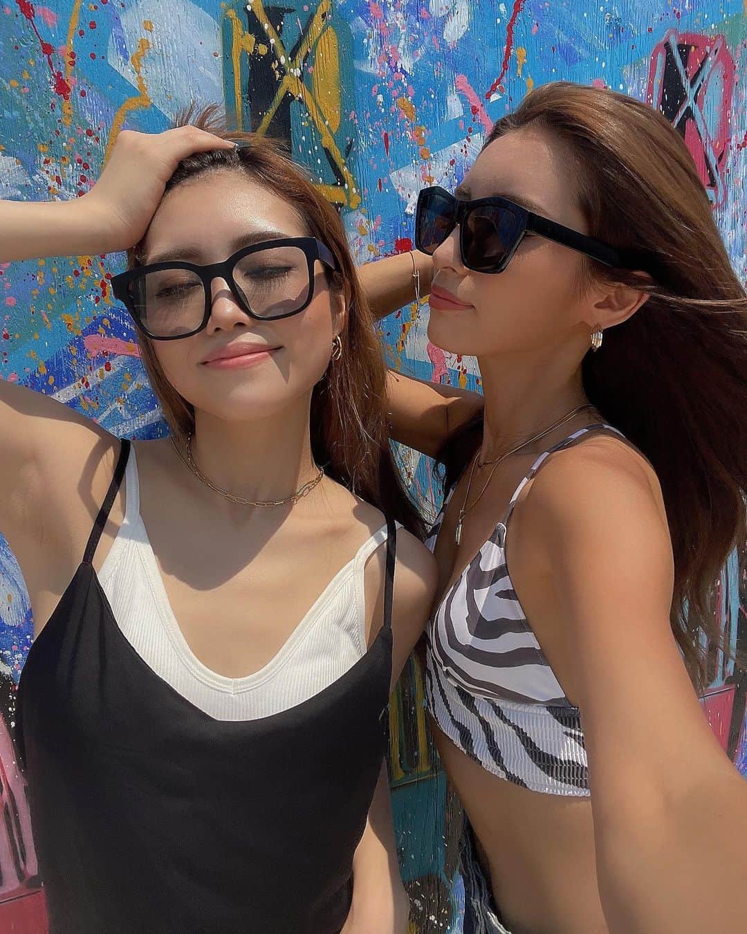 MIWAのインスタグラム：「love🤍 ㅤㅤㅤㅤㅤㅤㅤㅤㅤㅤㅤㅤㅤ ㅤㅤㅤㅤㅤㅤㅤㅤㅤㅤㅤㅤㅤ 今年初の海は相方と🫰🏼 天気も良くて海の家も 今年は沢山やってて 楽しい夏になりそう🫣🌈 ㅤㅤㅤㅤㅤㅤㅤㅤㅤㅤㅤㅤㅤ avaxはEXILE公式のコラボの レモンサワーが飲めるよん🤙🏾 美味しかったし映えだった❣️ ㅤㅤㅤㅤㅤㅤㅤㅤㅤㅤㅤㅤㅤ ㅤㅤㅤㅤㅤㅤㅤㅤㅤㅤㅤㅤㅤ #bff#由比ヶ浜#avexbeachparadise  #avex#yuigahama#海の家#ビキニ」