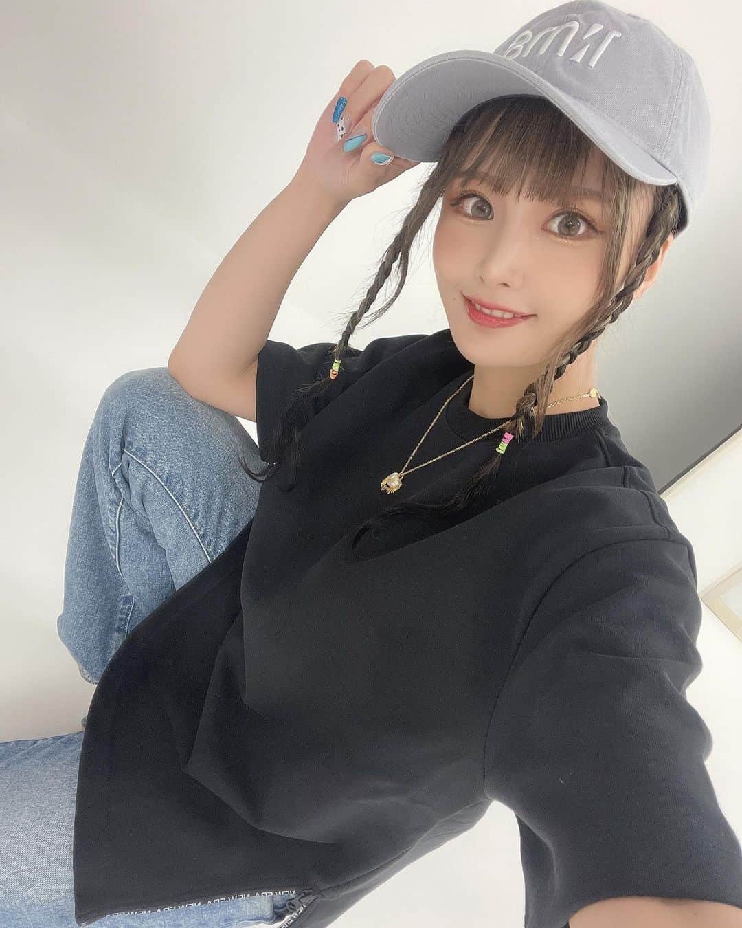 赤羽もものインスタグラム：「【Paradox Live × NEW ERA第二弾】のモデルやらせてもらいました✌️💕  商品と合わせてチェックよろ😘  https://anicloset.shop/   #パラライ  #newera  #ニューエラ  #paradoxlive  #アパレル  #帽子  #モデル」