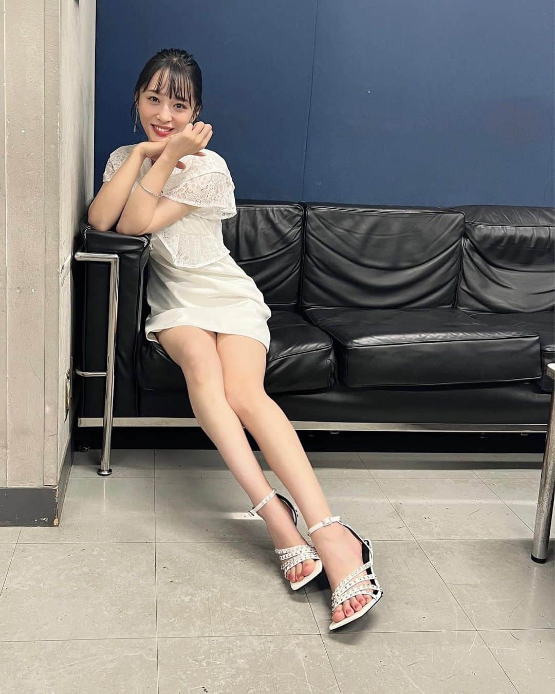 神部美咲のインスタグラム：「今夜の馬好王国は💓💁‍♀️  2022年上半期を振り返りつつ 活躍された騎手を勝手に表彰させて貰う 馬好王国アワードです♡  #岩田望来騎手 #今村聖奈騎手 が 番組初登場💕  今日は時間変わって深夜1:35〜  ⭐️⭐️⭐️そして明日 午前6:30〜関西テレビ 【#発想の転カンパニー 】 出演させて頂きます♡  関西のみなさん見てね💓  #馬好王国 #ミニスカワンピ」