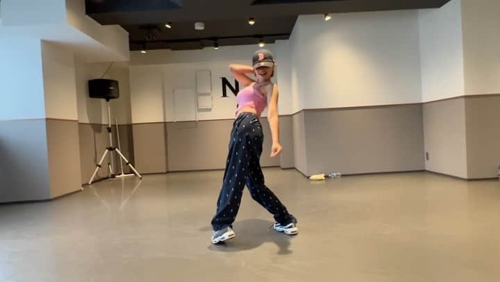 HARUKA MUTOのインスタグラム：「The Bones @marenmorris ✨🏠 @noadance_ebisu   choreography by me.  歌詞が素敵なこの曲で エモーショナルに気持ちよく🤍  この日はspecialな感じでみっちり出来てタノシカッタ！  thankyouuuu🫶🏽  #marenmorris #thebones #harukamuto #choreography  #610choreo #noadanceacademy」