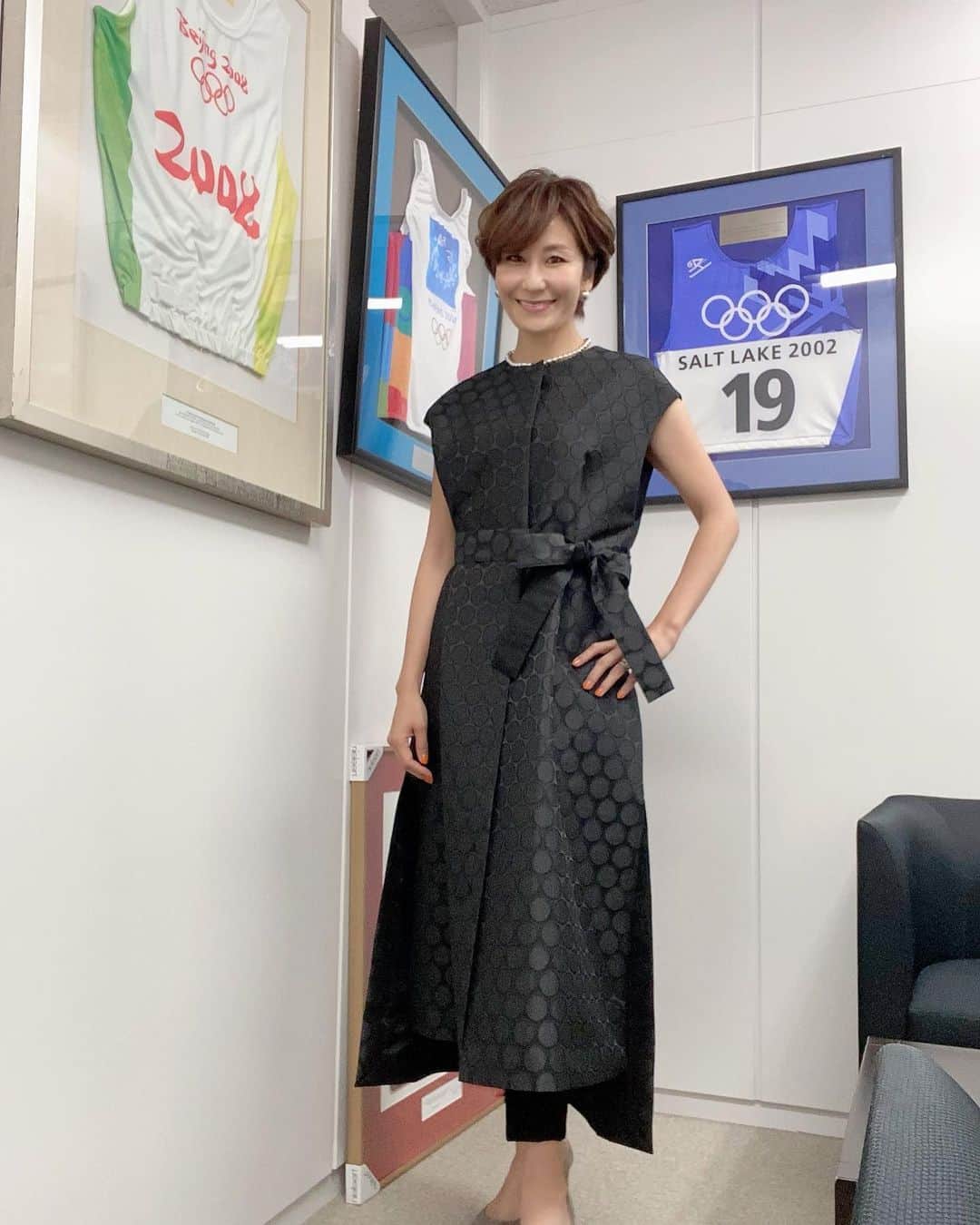森上亜希子のインスタグラム：「本日NHKではウィンブルドン女子決勝を22時からEテレで22時42分からは総合テレビでLIVEでお伝え致します。  ジャバーvsリバキナどちらが勝っても初タイトル🏆  プレースタイルの全く違う2人の対戦どんな試合になるか楽しみですね‼️  是非、ご覧頂ければと思います。  さて、本日の衣装は私の大好きなブランドのオンパレードです♡  Gilet  LE PHIL pants ELENDEEK Necklace  Decollte accessories  Earrings Stellar Hollywood  Styling by @mari_takarada   このジレ、近くで見るとこんな感じです。  #nhk #wimbledon #ウィンブルドン #解説 #テニス #tennis #女子テニス #衣装 #lephil #ellendeek #stellerhollywood  #decollte」