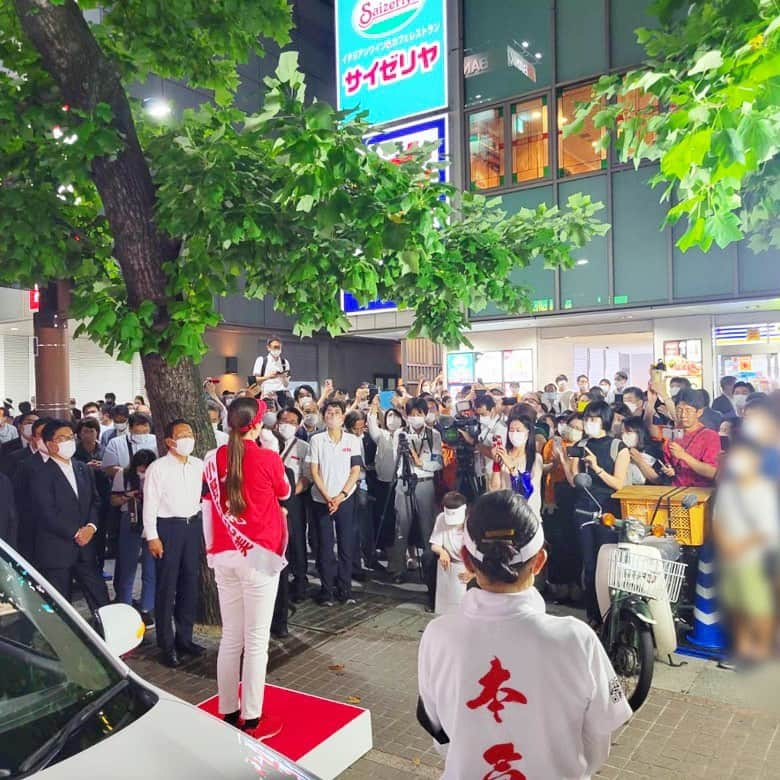 小野田紀美さんのインスタグラム写真 - (小野田紀美Instagram)「先程、岡山駅前でマイク納めを行いました。 足を止めて耳を傾けてくださった多くの皆さま、心よりありがとうございました。  明日の投開票日、どうか皆さま投票へいらしてください。 岡山県の皆さま、 1枚目の岡山県選挙区の投票用紙には 【小野田紀美】とお書きください。 2枚目の投票用紙には 【比例の自民党の候補者名】 をお書きください。  また、本日23:59までが選挙期間です。 最後まで小野田紀美を押し上げてください。 どうぞよろしくお願い申し上げます‼︎ (事務所スタッフM) #参院選2022 #7月10日投開票  #投票に行こう #投票お願いいたします #自民党公認候補 #岡山県選挙区 #小野田紀美 #小野田きみ #おのだきみ #日本を守り抜く #約束 #未来を創る #本気」7月9日 21時23分 - onodakimijimusho