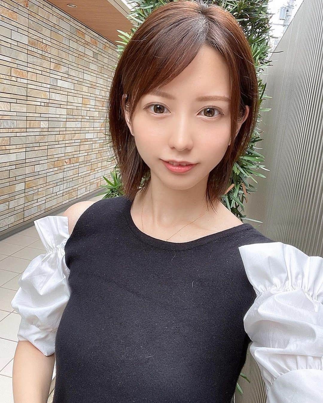 のインスタグラム：「ボブヘア👼🏻     メンテナンスカットのつもりが 一段とまた少し短くしてもらってボブになりました💓💓   可愛くしてくれた祐貴氏にはいつも感謝🥰 ありがとうです❤️   ここまでなると何もかも楽ちん✨   もうこれ以上短くする事はないけど 夏はすぐ髪も伸びてくるから 今のうちに色々楽しもう( ⸝⸝⸝ᵕ ᵕ⸝⸝⸝ )🍒       #ボブヘア #耳かけボブ #ストレートヘア #夏ヘア #イメチェンカット #ヘアスタイル #ミディアムボブ #外ハネボブ #ナチュラルメイク #selfie #自撮り女子」