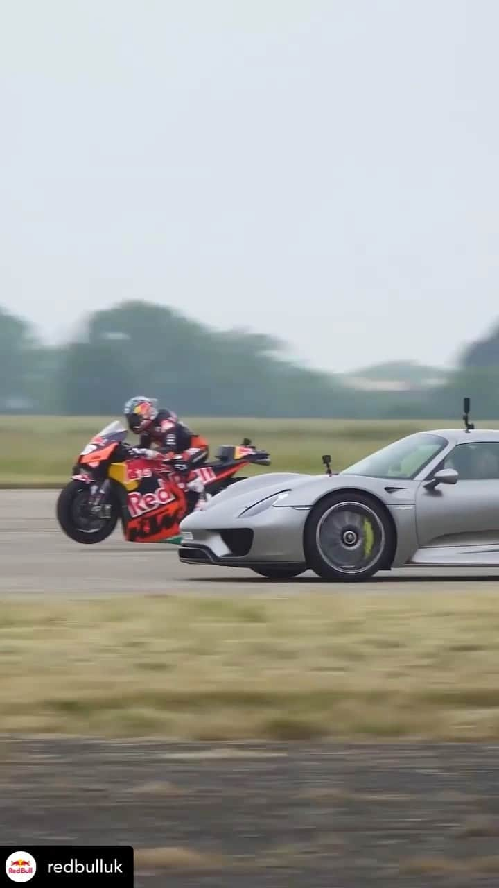 ケーシー・ストーナーのインスタグラム：「Great to have Dani line up against a car and give you a small taste of what a MotoGP bike can do. Great work guys! Posted @withregram • @redbulluk a 200mph MotoGP bike vs a £1.2m Porsche 918 Spyder that can go 0-60 in 2.2s… ⚡️  THE. RACE. IS. ON. 🏁  Check out the full film ~ link in bio 📲  🔗 @26_danipedrosa @carwow @redbullmotorsports   #redbull #givesyouwiiings #carwow #motogp #dragrace」