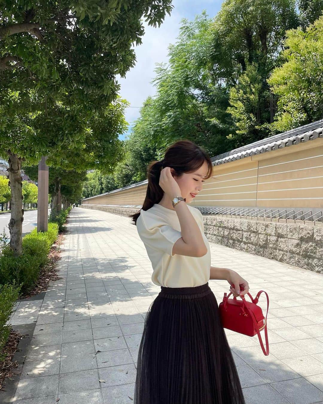 ハンナミのインスタグラム：「🤎🌿  暑くて 髪結んだ 🫠 お気に入りのプリーツチュールスカート :)  skirt #eneu bag #delvaux」