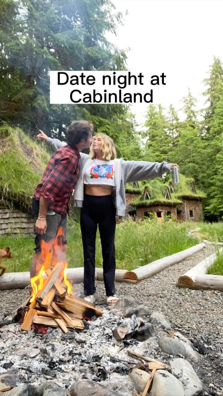 サラ・ジーン・アンダーウッドのインスタグラム：「ILYSM @jacobwitzling ❤️ Let me know if y’all ARE or AREN’T into this vlog style content of our life here at Cabinland #datenight #cabinlife」