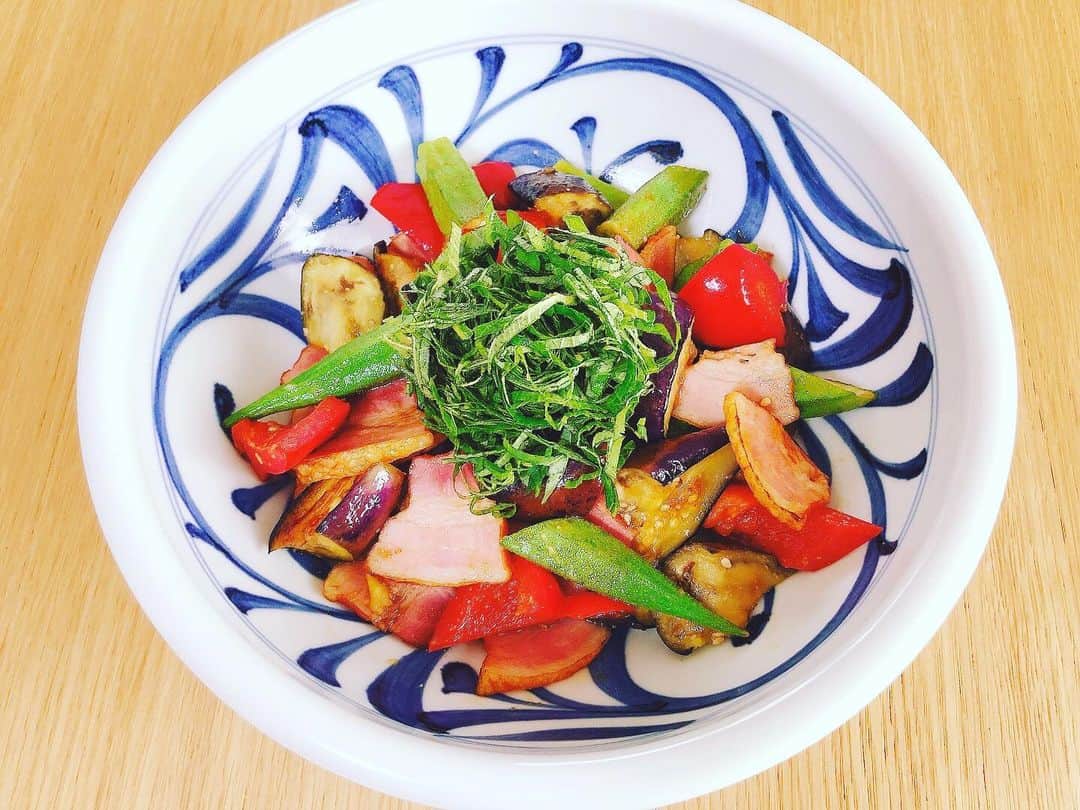 池谷のぶえのインスタグラム：「居酒屋のびえ🏮後数日は、余った食材で暮らすことになるが、通常生活ではない彩があってよい。 自分のためにパプリカ買わないし、自分のためにシソを上に乗せない。 でもただの茄子味噌炒めも、こうしてあげただけで、凄く自分を大切にしてもらってる気がしてくるな…。 #おもてなし」