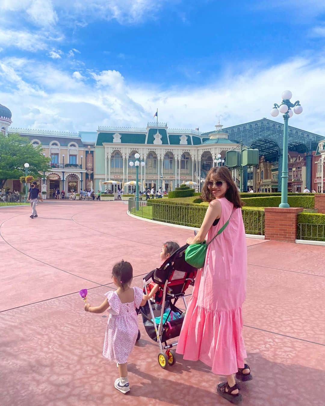 青山あみのインスタグラム：「DisneyLand💖✨🫶👭 全力かあちゃん　@shipogram  頑張りました笑 みんなでpink coordinate💘 little Princess♡楽しかったね〜🥳💚💛」