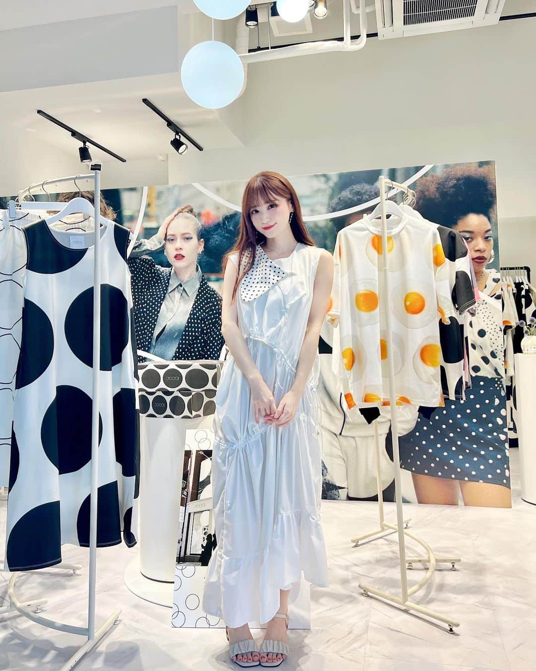 のインスタグラム：「@dodot._official のPOPUPストア💒 ・ いろんなタイプのドットのお洋服が たくさんあって可愛かった🫧 ・ ユニセックスでモード系からカジュアルまで デザインも凝ってて人と被らない感じがよきでした🫶🏻 ・ ショーウィンドウに飾ってあった ワンピースに一目惚れして 試着させてもらったよ😌 ・ 実はちょっとクセのあるデザイン好きなので 左右非対称なお洋服に惹かれがち🌛 ・ 目玉焼きTシャツもすき🍳 ・ ・ ・ ・ ・ ・ ・ ・ ・ ・ #dodot #ドドット #ドット専門店 #ドットデザイン #ドットファッション #dots #dotstyle #polkadots #ドット #原宿 #アパレル #ファッション #コーディネート #コーデ #夏コーデ #夏服コーデ #夏服 #onepiece #ootd #ワンピース」