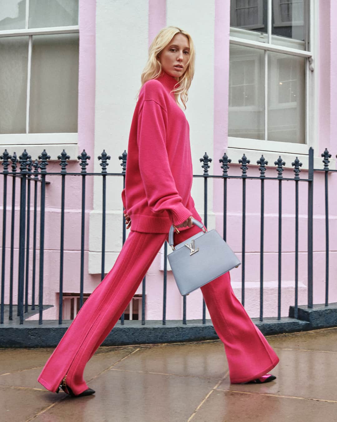 のインスタグラム：「Color play. Embodying the chic and sophisticated London fashion, style icon Olympia of Greece carries this season’s Capucines, featuring a blue and purple shimmery effect on Taurillon leather. Explore the new #LouisVuitton campaign via link in bio.」