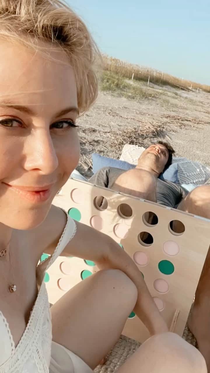 タラ・リピンスキーのインスタグラム：「Summer days with him. ⛱❤️    #summerdays #beachmemories #picnic memories by @picnicpopupsc」