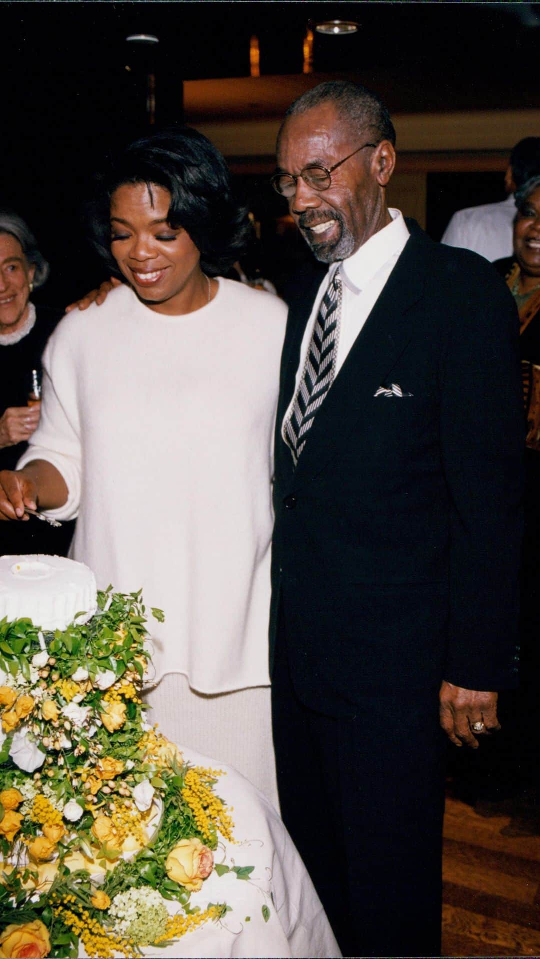 オプラ・ウィンフリーのインスタグラム：「Vernon Winfrey 1933-2022  Less than a week ago we honored my father in his own backyard. My friend and gospel singer Wintley Phipps saluted him with song. He FELT the love and reveled in it until he could no longer speak. Yesterday with family surrounding his bedside, I had the sacred honor of witnessing the man responsible for my life, take his last breath. We could feel Peace enter the room at his passing.  That Peace still abides. All is well. Thank you for your prayers and good thoughts 🙏🏾」
