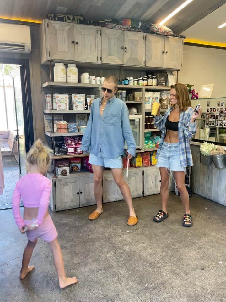 ストーミ・ヘンレイのインスタグラム：「Just summertime vibin in Malibu with my widdle squad ☀️」