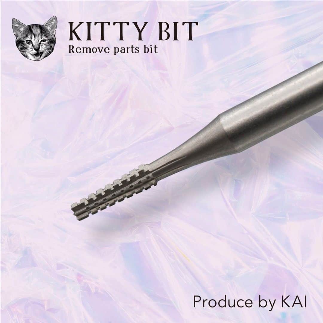 KAI32のインスタグラム：「. 情報解禁⛓☑️ . プロデュースビットの単品発売が決定しました✨ ANFで先行発売となります！ ⚠︎通常発売は7月12日〜 . 〝KITTYBIT〟🐈 こだわり抜いた使いやすいビット全4種類。 普段のサロンワークで毎日使っています♡ 是非イベントでゲットしてくださいね！ . . ■Remove parts bit 立体ストーン・金属パーツ・3Dアートのオフに最適。先端が90度にカットされていることによってパーツ周りや溝に溜まったジェルを簡単に掻き出すことができます。構造上、削りカスが溜まりにくく、なおかつ先端が滑らないので手元も安定して安心感があります。  ■Cuticle care bit キューティクル周りに溜まったルースキューティクルや、アセトンオフの際に取りきれなかったネイルベッドに残る細かなジェルも簡単に取り除くことができます。爪周りの硬くなった角質にもしっかりアプローチ。 ネイルベッドに対して平行に寝かせて使用すると自爪を傷つけることなく汚れを取り除くことができます。サビに強く長持ちするステンレス製。  ■Cuticle care bit mini キューティクルケアビットのミニサイズ版。コンパクトな先端で小回りが抜群なので、皮膚が柔らかく爪が小さい方やフットケアにも適しています。キューティクル周りに溜まったルースキューティクルや、アセトンオフの際に取りきれなかったネイルベッドに残る細かなジェルも簡単に取り除くことができます。爪周りの硬くなった角質にもしっかりアプローチ。 ネイルベッドに対して平行に寝かせて使用すると自爪を傷つけることなく汚れを取り除くことができます。サビに強く長持ちするステンレス製。  ■Cuticle pocket cleaner キューティクルポケットやサイドストレートの硬くなった角質処理に最適です。 キューティクルケアビットと併用することで深いポケットを形成することができ角質も滑らかに仕上がります。従来品に比べて先端を丸く仕上げているため、初心者の方も安心してご使用いただけます。爪周りの硬くなった角質にもアプローチできます。  KITTYBIT 発売日及び取扱ディーラー🐈🫧  7月12日発売  7月11日午後14時〜 TAT通販 ネイルパートナー通販 ライフビューティープロダクツ通販 レッドネイルズ通販  7月11日午後16時〜 NES通販  7月12日午前10時〜 ネイルラボ通販  7月12日 TAT各店舗 ネイルパートナー各店舗 ライフビューティープロダクツ店舗 NES各店舗 . . 7月10、11日に開催されるANFでは イベント限定価格での販売となります！ 9%OFFの各1200円でご購入いただけるチャンス✨ 4本セット＆ビットケースがついたお得なリミテッドボックスもございます♡ . 是非　@initygel_official  ブースに遊びに来てね！💫 . . . #ネイルビット #ネイルビットセット  #マシンオフ #角質除去 #プレパレーション  #マシンオフ  #pinkrosewindow #pink_rose_window  #inity」