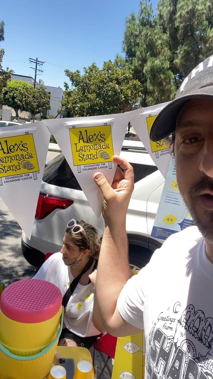 アダム・シャピロのインスタグラム：「It’s Wyatt’s Lemonade stand day in Studio City! A bunch of pretzels and lemonade for sale, all proceeds to @alexslemonade!! @deannabarillari」