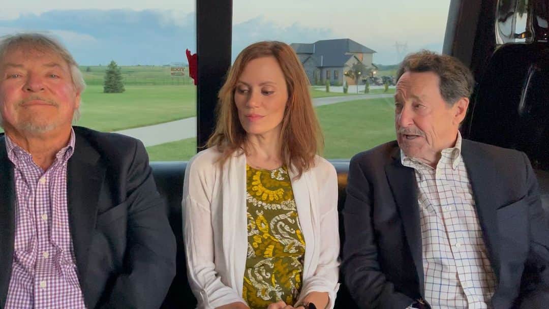 エミリー・スワローのインスタグラム：「Two transformers and an Armorer walk onto a bus… I can’t really explain the rest.  #frankwelker #petercullen #voicesagainstcancer #optimusprime #metatron #transformers #thisistheway #themandalorian」
