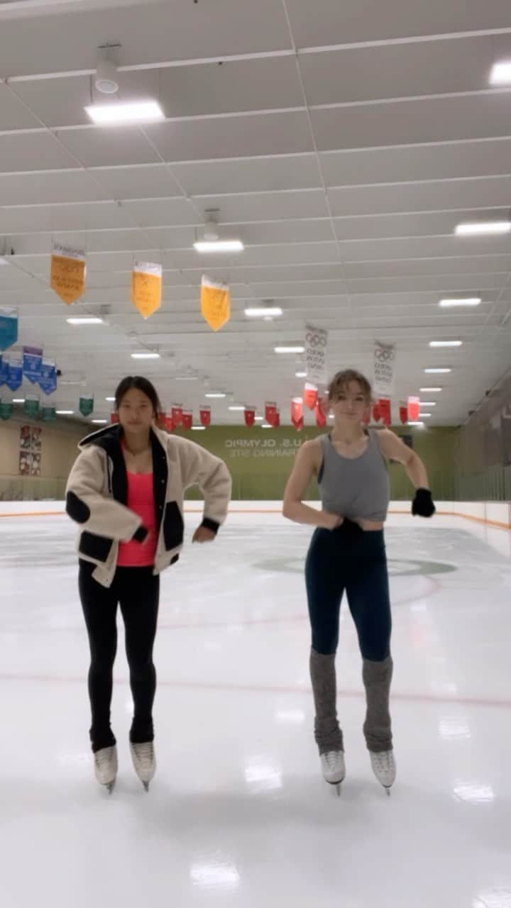 アンバー・グレンのインスタグラム：「Thank you @youngeyou for trying to teach me a TikTok dance right before the Zamboni came out😅  #ITried #Figureskating #Iceskating #YuriOnIce」